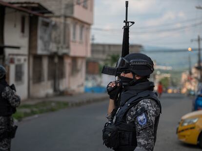 Personal militar y policial realiza operativos de control en los barrios más afectados por la violencia, en Esmeraldas (Ecuador).