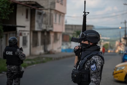 Personal militar y policial realiza operativos de control en los barrios más afectados por la violencia, en Esmeraldas (Ecuador).