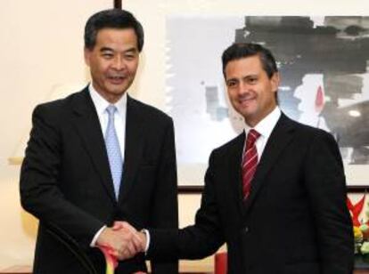 Fotografía cedida por la presidencia de México que muestra al presidente Enrique Peña Nieto (d) mientras se reúne con el Jefe Ejecutivo de Hong Kong, Cy Leung (i). Peña Nieto inició así su primera gira asiática, un viaje cuyo principal objetivo es estrechar lazos económicos y comerciales, especialmente en el sector energético, y fomentar las inversiones en el país americano.