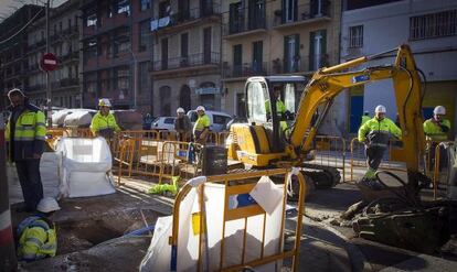 Operarios trabajando en la avería de gas del Poble Nou.