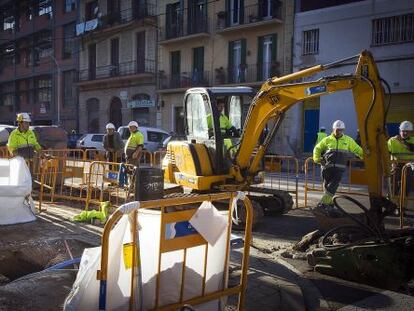 Operarios trabajando en la aver&iacute;a de gas del Poble Nou.