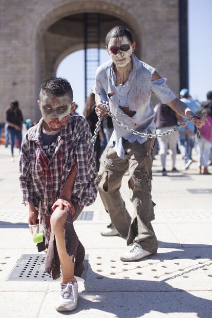 Este es el décimo año en que se celebra el desfile de zombis en la Ciudad de México.