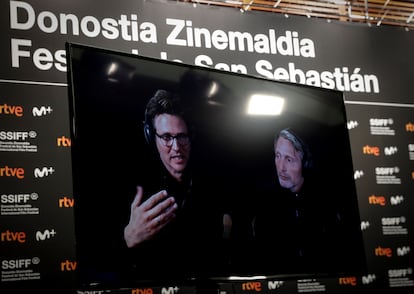 GRAFCAV9089. SAN SEBASTIÁN, 20/09/2020.- El director ThomasVinterberg (i) y el actor Mads Mikkelsen durante la presentación telemática este domingo de su película "Druk/Another round"", que compite en la sección oficial del 68 Festival Internacional de Cine de San Sebastián. EFE/Javier Etxezarreta