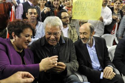 Felipe González habla con la secretaria general del PSOE de Granada, Teresa Jiménez, en presencia de Alfredo Pérez Rubalcaba.