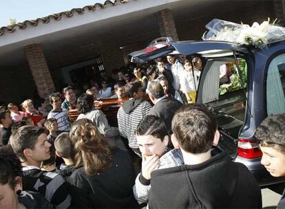 Familiares introducen el ataúd de Saray en el coche fúnebre.