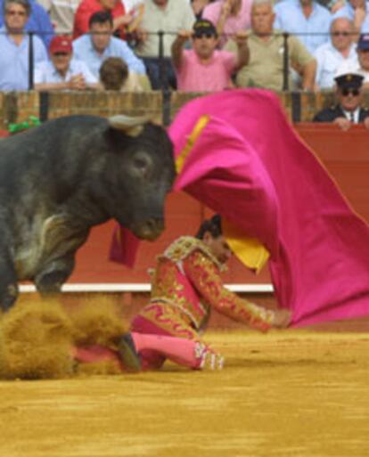 Jesús Millán resultó volteado por su primer toro.