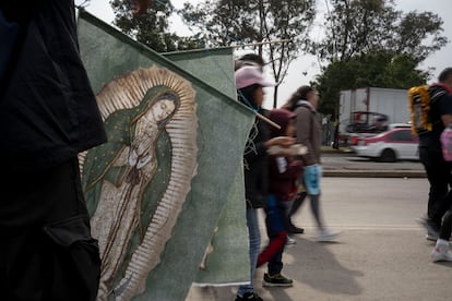 Personas caminan hacia la Basílica de Guadalupe desde la entrada oriental a Ciudad de México, son peregrinos provenientes del Estado de México, Puebla y Tlaxcala.