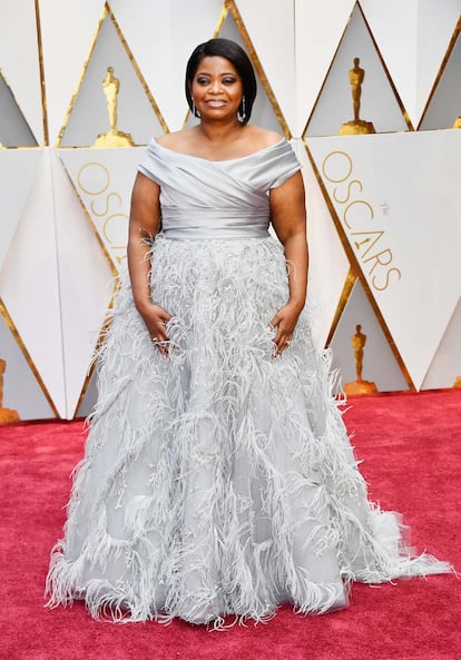 Octavia Spencer, nominada a mejor actriz de reparto por Figuras Ocultas, apostó por un diseño gris con plumas de Marchesa.