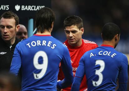 En los saludos antes del choque, Torres también ha saludado a Gerrard, capitán del Liverpool y compañero del español hasta hace pocos días.