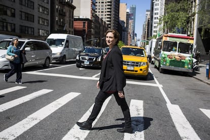 Ada Colau participó en nombre de todas las ciudades europeas en la reunión preparatoria de la conferencia Hábitat III de la ONU. En la imagen, la alcaldesa de Barcelona camina por una calle de Manhattan, el 16 de mayo de 2016.