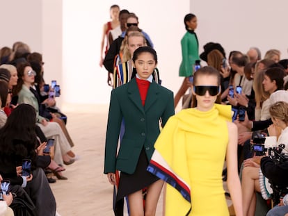 El primer desfile de Jack McCollough y Lazaro Hernandez para Loewe, celebrado la mañana del viernes en París.