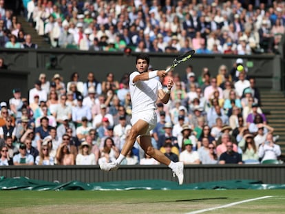 Carlos Alcaraz golpea la pelota durante un partido en Wimbledon.