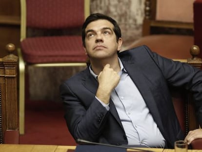 El primer ministro griego, Alexis Tsipras, en una sesi&oacute;n parlamentaria en Atenas.