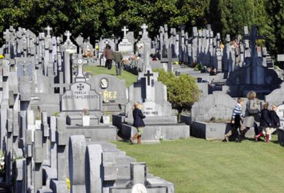 Varias personas caminan por el cementerio de Derio el pasado Día de Todos los Santos.