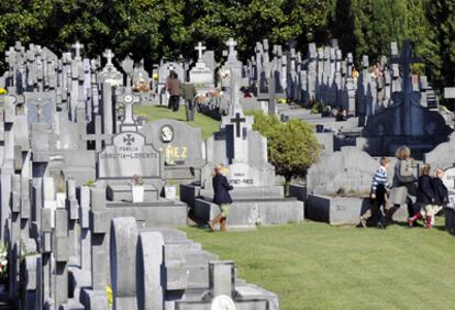 Varias personas caminan por el cementerio de Derio el pasado Día de Todos los Santos.