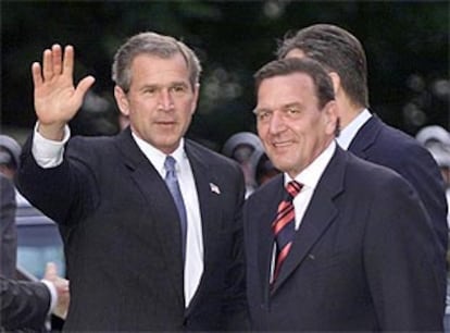 El presidente estadounidense George W. Bush es recibido por el canciller alemán Gerhard Schroeder.
