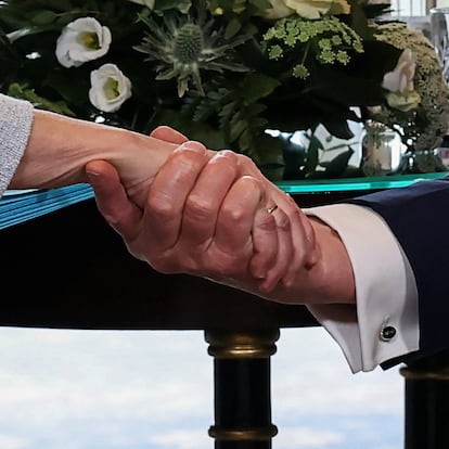 U.S. President Donald Trump shakes hands with European Commission President Ursula von der Leyen, in Turnberry, Scotland, Britain, July 27, 2025. REUTERS/Evelyn Hockstein