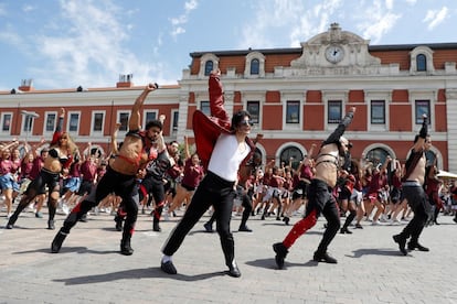 El elenco del musical 'Forever' realizan un 'flashmob' en homenaje a Michael Jackson con motivo del décimo aniversario de su muerte, esta mañana en la explanada de la estación Príncipe Pío, Madrid.