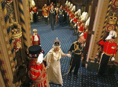 La Reina Isabel hace su entrada en Palacio de Westminster acompañada por su marido, el duque de Edimburgo, de camino hacia la Cámara de los Lores del Parlamento británico.