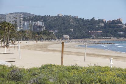 Vista de las playas de Benicàssim (Castellón), este Jueves Santo, vigésimo sexto día del estado de alarma decretado por el Gobierno.