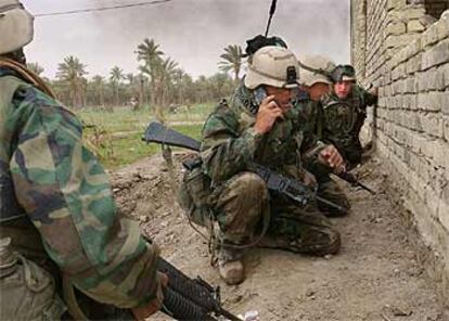 <i>Marines</i> norteamericanos toman posiciones en los combates que se libran en Nasiriya.