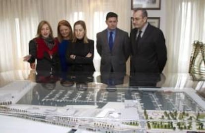 La ministra de Fomento Ana Pastor (c), acompañada de la presidenta de la Autoridad Portuaria de Vilagarcía, Sagrario Franco (2 izq), de la directora del puerto, Begoña Mequejo (I) , del delegado del Gobierno, Samuel Juárez y del Presidente de Puertos del Estado, José LLorca (D), observan una maqueta del Puerto deportivo en la inauguración de las nuevas instalaciones de inspección fronteriza del Puerto de Vilagarcía.