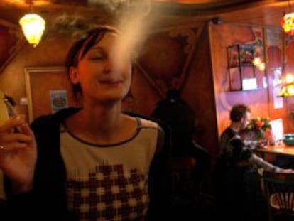 Una turista fuma un porro en un 'coffeeshop' de Amsterdam (Holanda).