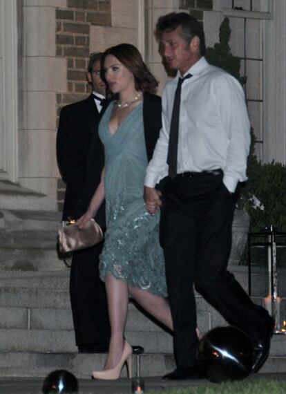 Scarlett Johansson y Sean Penn se pasean de la mano por el jardín de la Casa Blanca el pasado sábado en ocasión de la cena de corresponsales ofrecida por el presidente Obama.