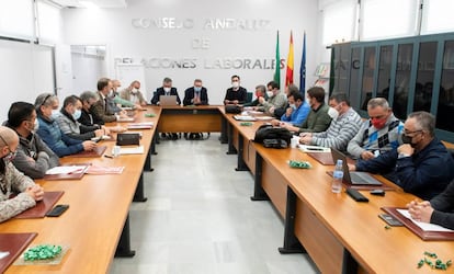 Los representantes sindicales y de la Federación de Empresarios del Metal de Cádiz (FEMCA) ayer en la sede del órgano de mediación laboral de la Consejería de Empleo en Sevilla.