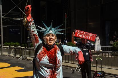 Una partidaria de Trump, tras atacar con pintura roja un mural del movimiento Black Lives Matter colocado en la Trump Tower, en Nueva York, el pasado mes de agosto.
