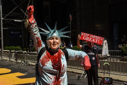 Una partidaria de Trump, tras atacar con pintura roja un mural del movimiento Black Lives Matter colocado en la Trump Tower, en Nueva York, el pasado mes de agosto.