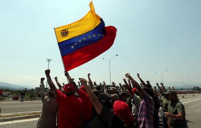 Miembros de milicias bloquean el puente internacional Las Tienditas que comunica Venezuela con Colombia, en San Antonio del Táchira (Venezuela). 