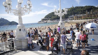 Los turistas pasean por el centro de San Sebastian.