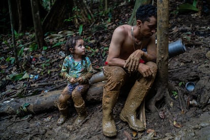 Imagen del trabajo de Federico Ríos, 'Migrantes atravesando el Tapón del Darién', que le ha valido también llegar a la final del premio Luis Valtueña. 
Luis Miguel Arias, venezolano de 27 años, es retratado exhausto junto a su hija Melissa Arias, de 4, durante el segundo día de su caminata para cruzar el llamado Tapón de Darién, tramo selvático entre Colombia y Panamá. El cruce de la selva puede tomar a los migrantes que tratan de llegar a Norteamérica entre 10 y 12 días. Septiembre de 2022.