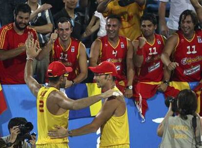 Aficionados españoles aplauden a la pareja de voley playa Pablo Herrera y Raúl Mesa tras su triunfo de hoy sobre Austria.