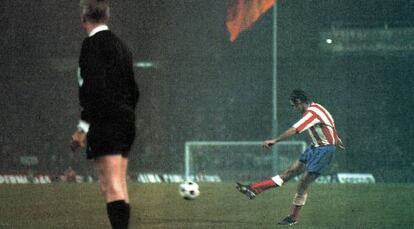 Luis Aragonés marca el único gol de Atlético en la final de 1974