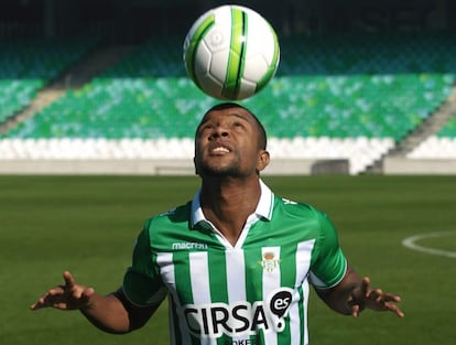 El delantero colombiano Dorlan Pabón (25 años), durante su presentación como jugador del Betis tras ser cedido por el Parma italiano.