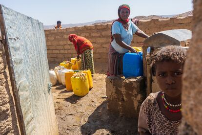 Unas mujeres kunama recogen agua en un tanque cerca de Ebaro, un pueblo situado en las tierras áridas cerca de Barentu, la capital y la ciudad más grande de Gash-Barka, una urbe eritrea destruida por la guerra contra Etiopía, y hoy en reconstrucción y crecimiento. La zona fue inaccesible durante años debido a la guerra. Aquí viven los kunama, un grupo étnico nativo del país.