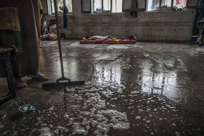 Cerca de 50 personas duermen juntas en un aula de la escuela primaria de Beit Hanún.