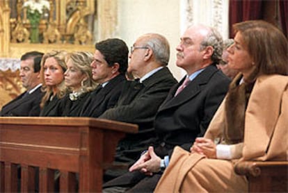 De izquierda a derecha, Francisco Álvarez Cascos Y Federico Trillo, con sus esposas, Leopoldo Calvo Sotelo, Fernando Almansa, y Ana Botella, en el funeral celebrado en Madrid.