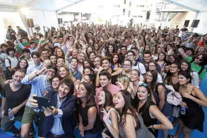 Alumnos ganadores de El País de los estudiantes se hacen una foto.  