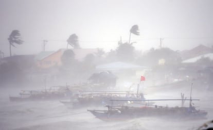 Los barcos de pesca resisten los fuertes vientos y lluvias traídas por el tifón Rammasun al golpear la costa del pueblo de Imus, cerca de Manila. Al menos 10 personas han muerto y unas 450.000 han tenido que ser evacuadas en Filipinas a causa del tifón, que ha golpeado la mitad norte del país con ráfagas de viento de hasta 250 kilómetros por hora.