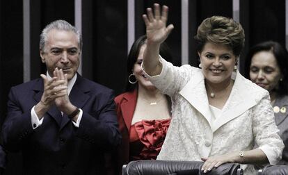 Dilma Rousseff saluda a las bancadas del Congreso brasileño, donde hoy ha tomado posesión del cargo, en presencia del futuro vicepresidente de su Gobierno, Michel Temer.