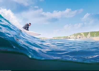 Las olas de la playa de Peñarronda son ideales para los amantes del surf, uno de los mejores planes deportivos para la primavera.