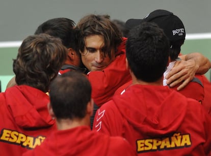 El equipo español abraza a Ferrer tras lograr el primer punto de la final