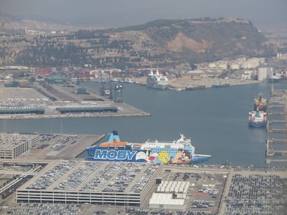 El barco Moby Dada, con el dibujo de Piol&iacute;n, en el puerto de Barcelona.