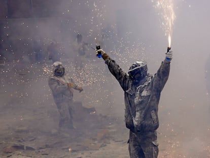 Un 'Enfarinat' enciende una bengala durante la batalla.