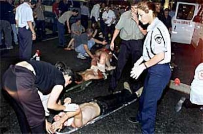 Los servicios sanitarios israelíes atienden a varios de los heridos en el atentado suicida de anoche en Tel Aviv.