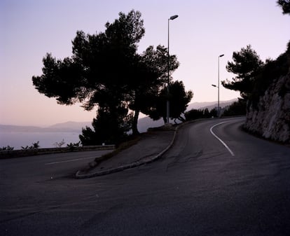 Una de las muertes de un personaje del cine que más impacto produjo fue la de Grace Kelly, que era ya princesa de Mónaco cuando el 13 de septiembre de 1982, con 52 años, su coche se salió en esta carretera cerca del principado.