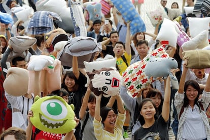 Jóvenes participantes levantan sus almohadas en la plaza de la Libertad en Taipei (Taiwán).